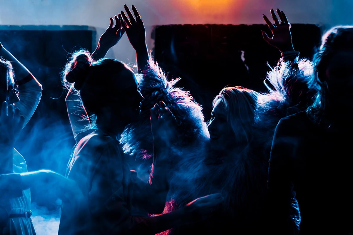 people showing common signs of binge drinking